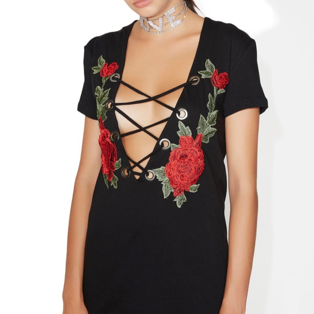 CROSS PATHS LACE-UP TEE